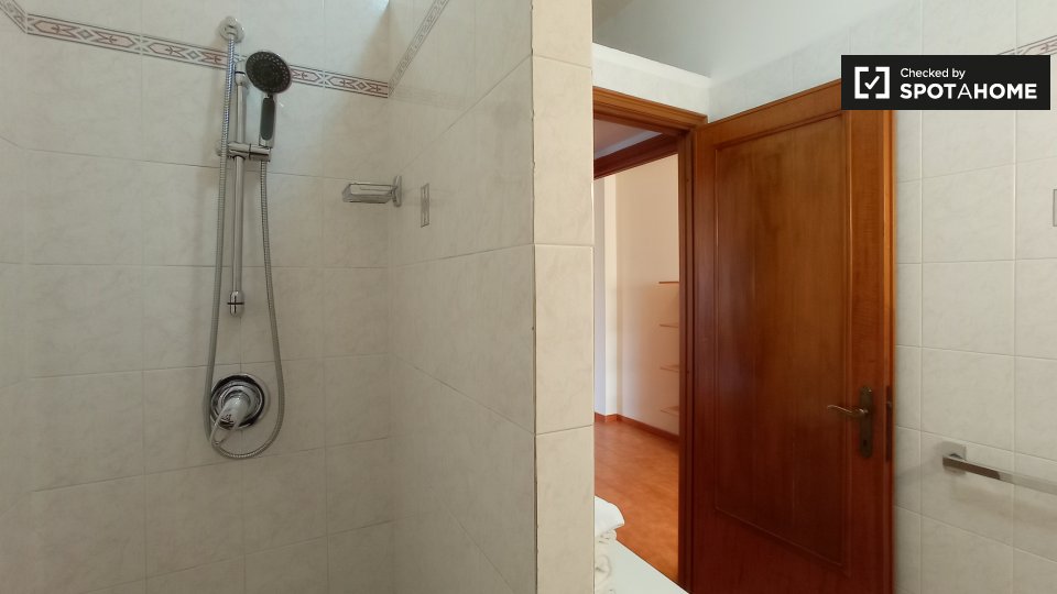 Immagine 6 di Appartamento in affitto  in Via Ildebrando Vivanti a Roma