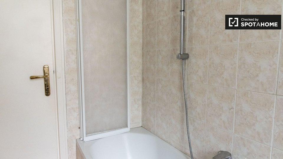 Immagine 13 di Camera condivisa in affitto  in Via Giacomo Trevis a Roma