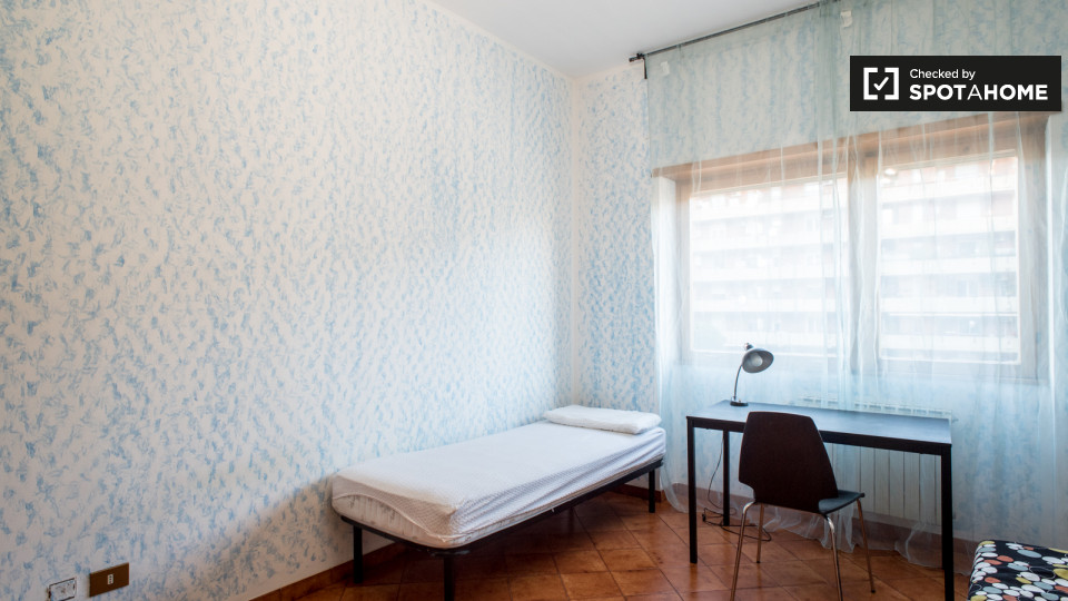 Immagine 2 di Camera condivisa in affitto  in Viale Bruno Rizzieri a Roma