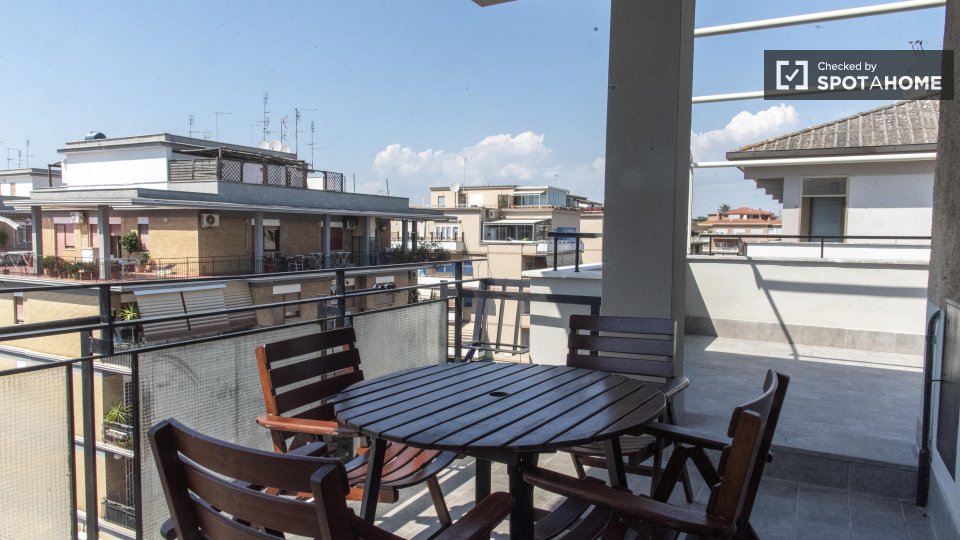 Immagine 1 di Appartamento in affitto  in Via Pietro Maffi a Roma