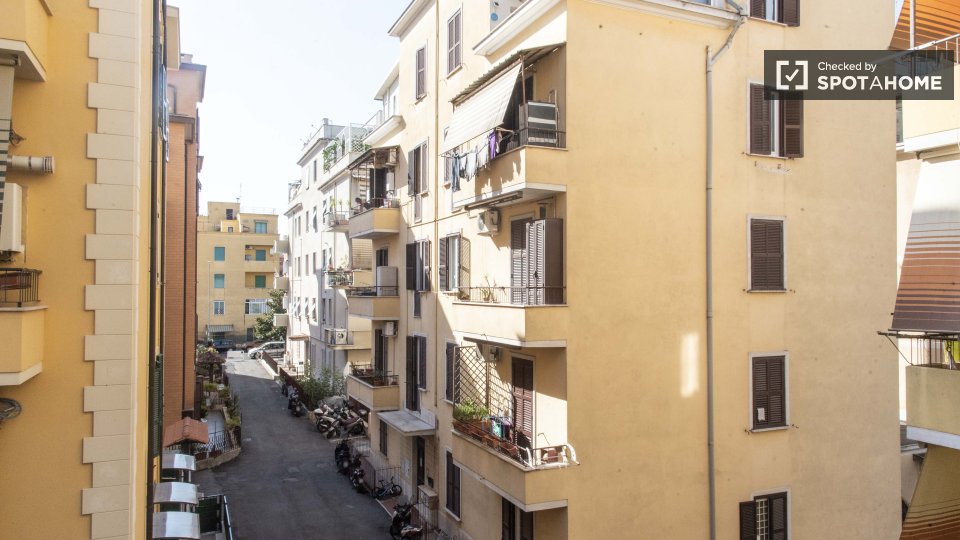 Immagine 11 di Camera condivisa in affitto  in Via Delle Azalee a Roma