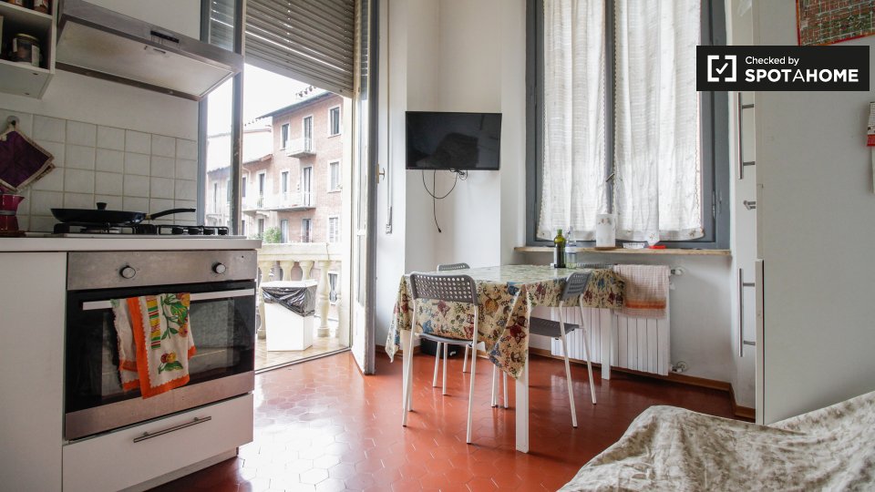 Immagine 6 di Camera condivisa in affitto  in Corso S. Maurizio a Torino