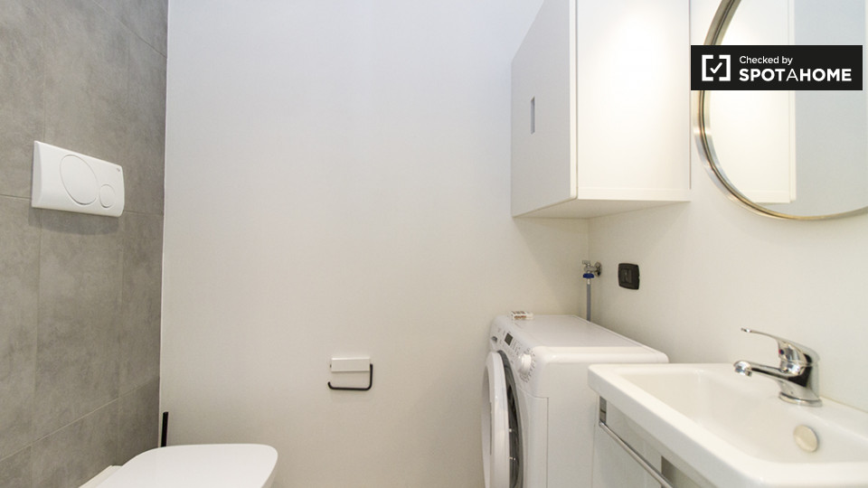 Immagine 15 di Ufficio in affitto  in Via Lorenteggio a Milano