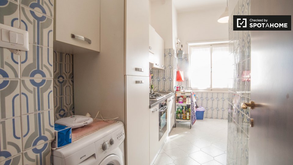 Immagine 9 di Camera condivisa in affitto  in Piazza San Giovanni Bosco a Roma