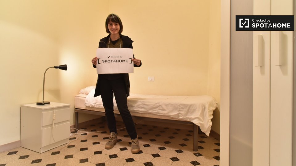 Immagine 4 di Camera condivisa in affitto  in Piazza Vittorio Emanuele II, 00185 Roma RM, Italy a Roma