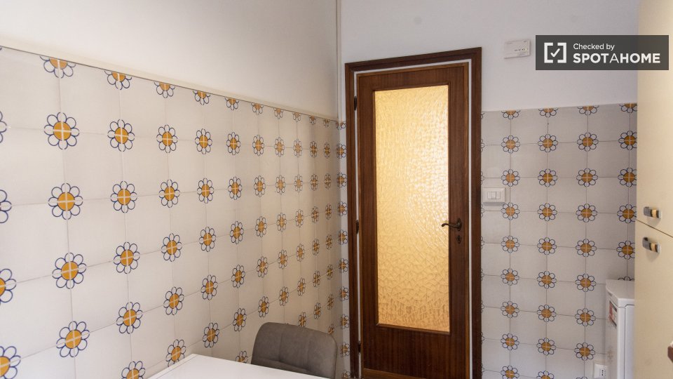 Immagine 16 di Camera condivisa in affitto  in Via Antonino Pio a Roma