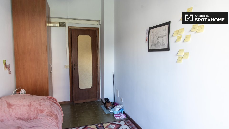 Immagine 16 di Camera condivisa in affitto  in Via Siria a Roma