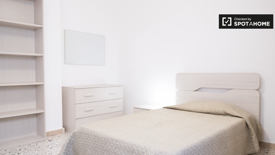 Immagine 4 di Camera condivisa in affitto  in Viale dei Salesiani a Roma