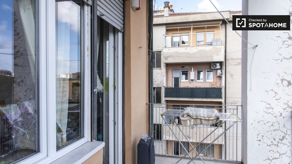 Immagine 7 di Camera condivisa in affitto  in Viale Palmiro Togliatti a Roma