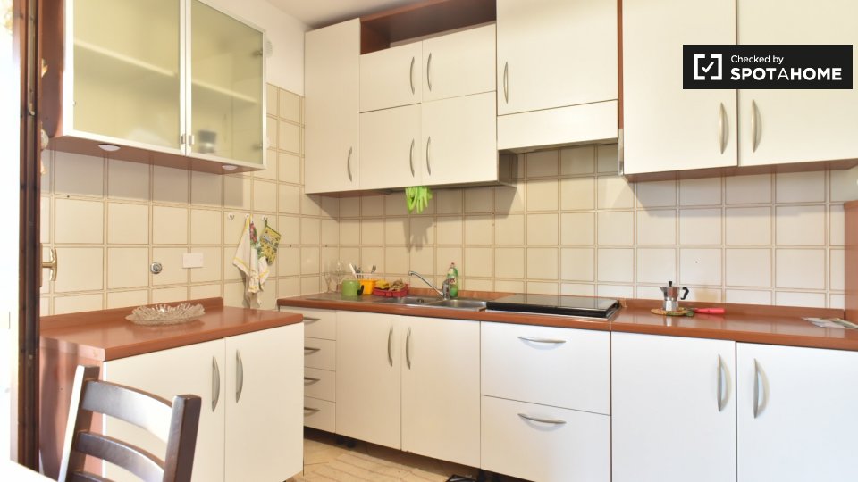 Immagine 4 di Camera condivisa in affitto  in Via Tullio Garbari, 00125 Roma RM, Italy a Roma