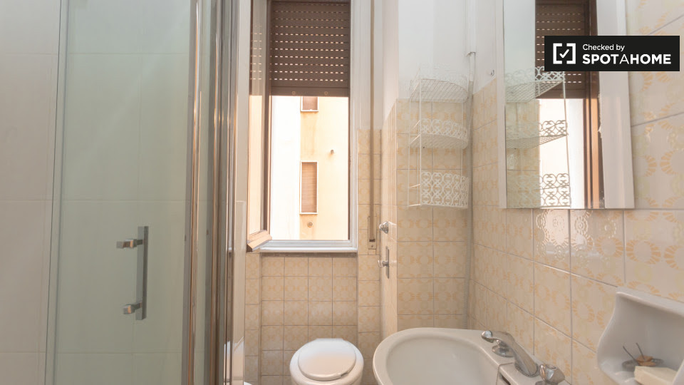 Immagine 13 di Camera condivisa in affitto  in Via Salasco a Milano