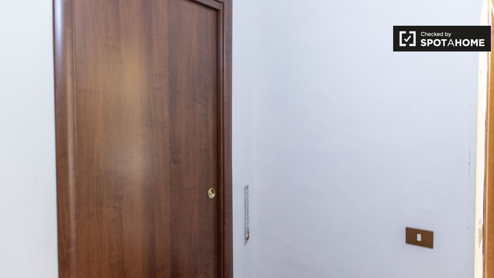 Immagine 18 di Camera condivisa in affitto  in Via Sinuessa a Roma
