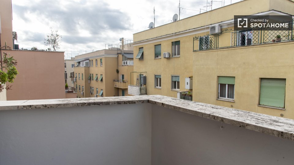 Immagine 17 di Appartamento in affitto  in Via Gian Luca Squarcialupo a Roma