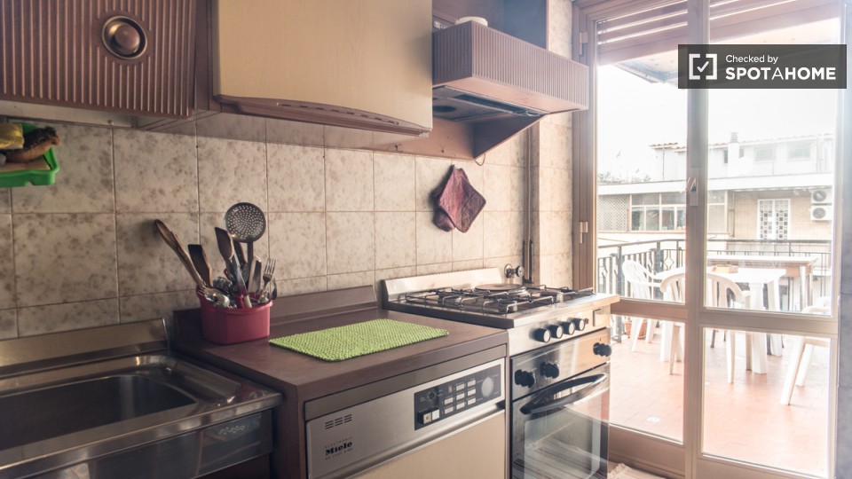 Immagine 6 di Camera condivisa in affitto  in Via Caprese a Roma