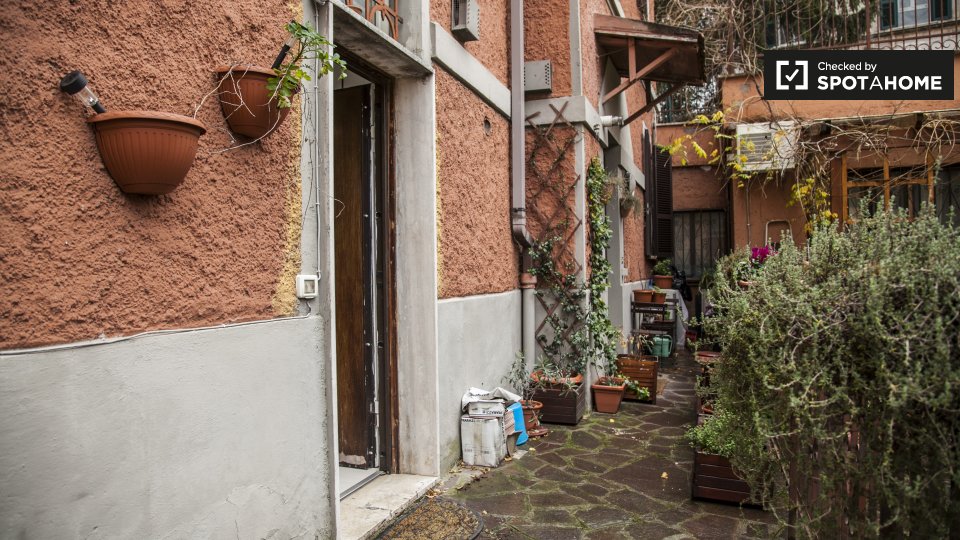 Immagine 13 di Appartamento in affitto  in Via di Vigna Pozzi a Roma