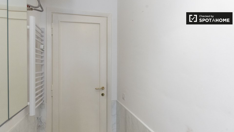 Immagine 11 di Camera condivisa in affitto  in Via Capo Miseno a Roma