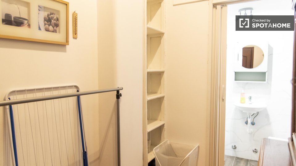 Immagine 13 di Camera condivisa in affitto  in Via Vetulonia a Roma