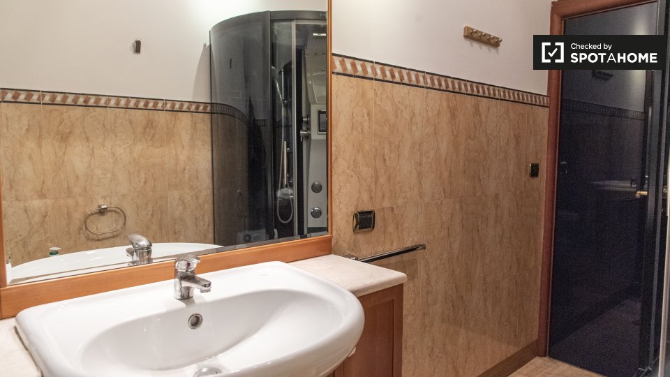 Immagine 10 di Camera condivisa in affitto  in Via Tigrè a Roma