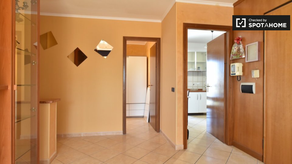 Immagine 12 di Camera condivisa in affitto  in Via Tullio Garbari, 00125 Roma RM, Italy a Roma