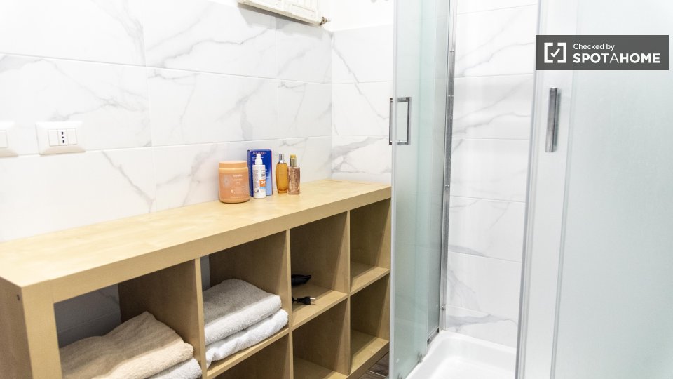 Immagine 17 di Camera condivisa in affitto  in Via Vetulonia a Roma