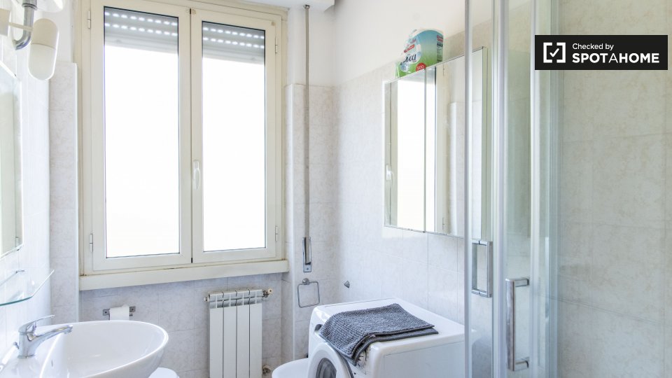 Immagine 8 di Camera condivisa in affitto  in Via Portuense a Roma