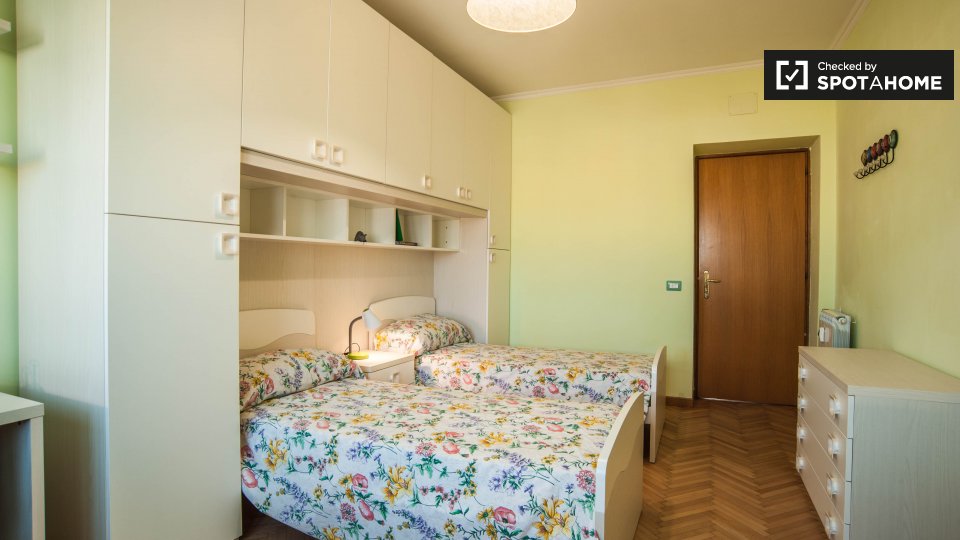 Immagine 1 di Camera condivisa in affitto  in Via Nemorense, 00199 Roma RM, Italy a Roma