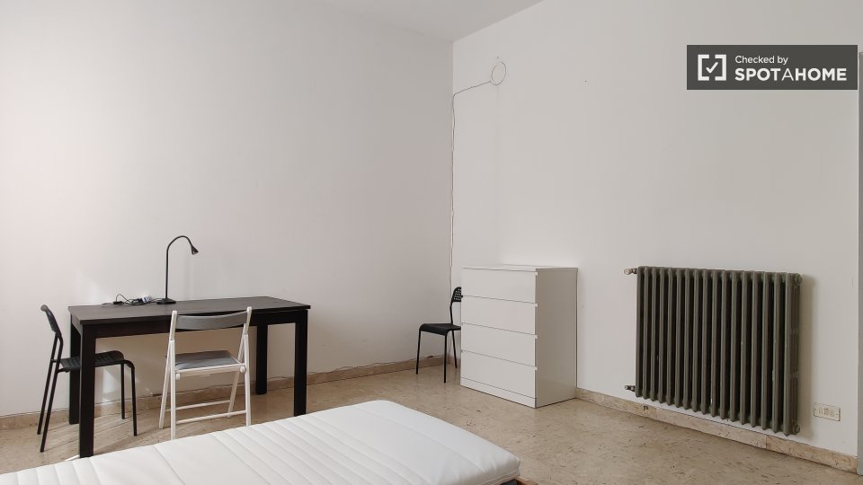 Immagine 4 di Camera condivisa in affitto  in Via Eugenio Villoresi a Inveruno