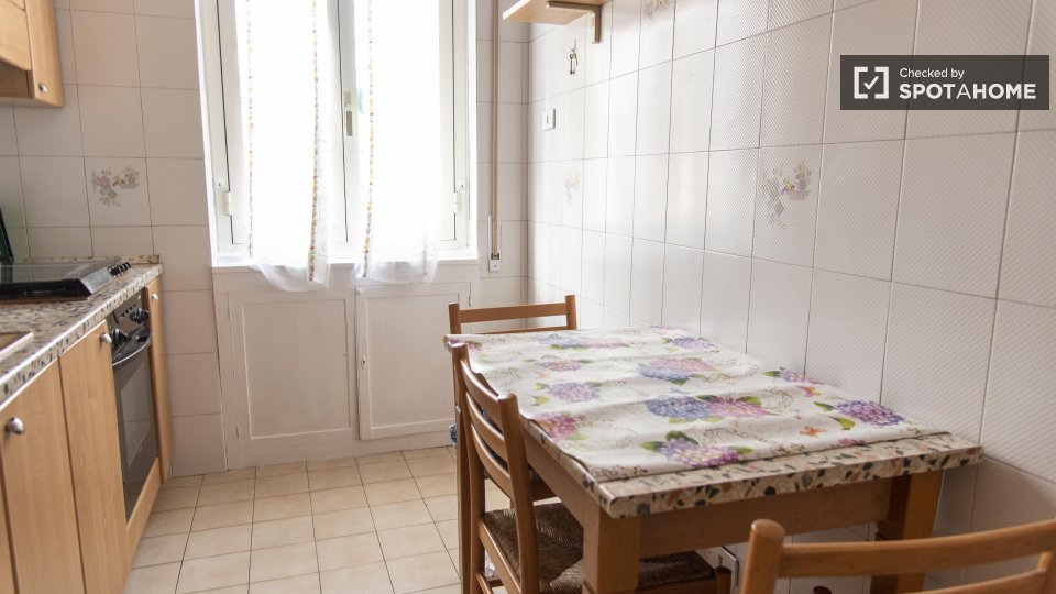 Immagine 2 di Appartamento in affitto  in Via Gian Luca Squarcialupo a Roma