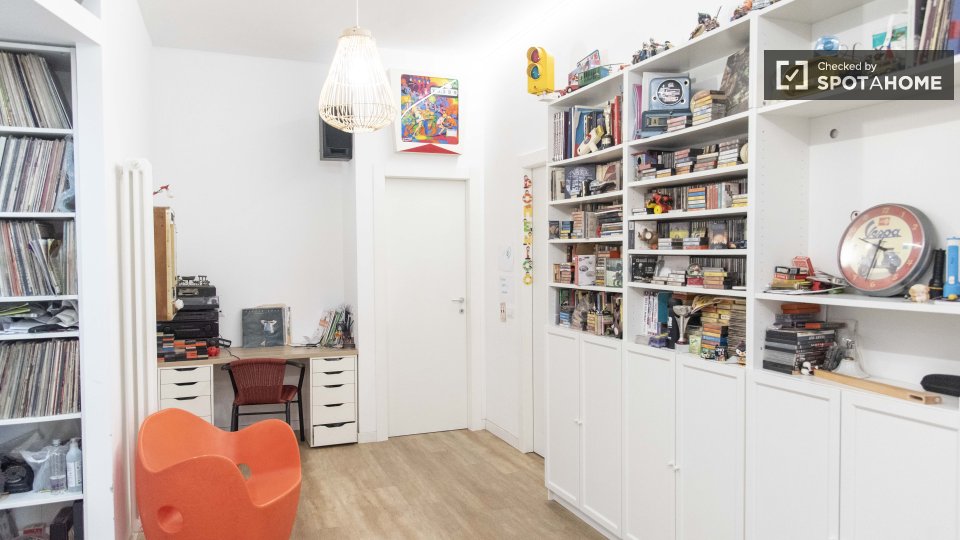 Immagine 3 di Camera condivisa in affitto  in Via Delle Azalee a Roma