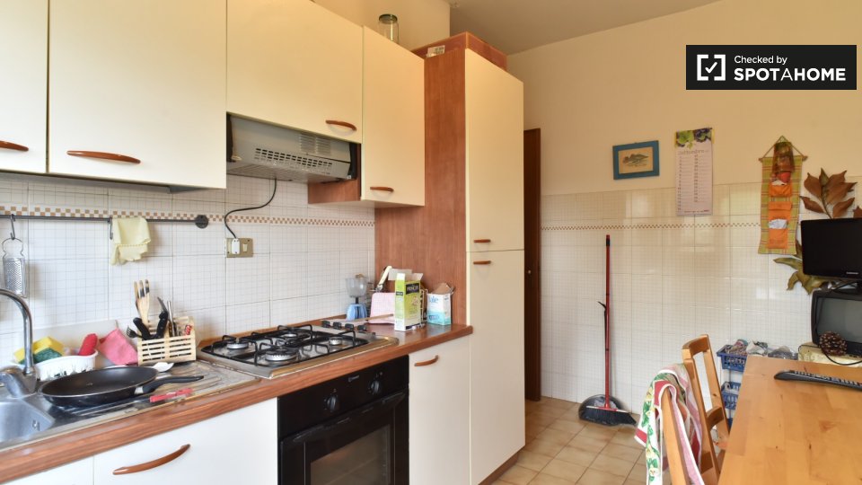 Immagine 5 di Camera condivisa in affitto  in Viale dei Caduti Nella Guerra di Liberazione a Roma