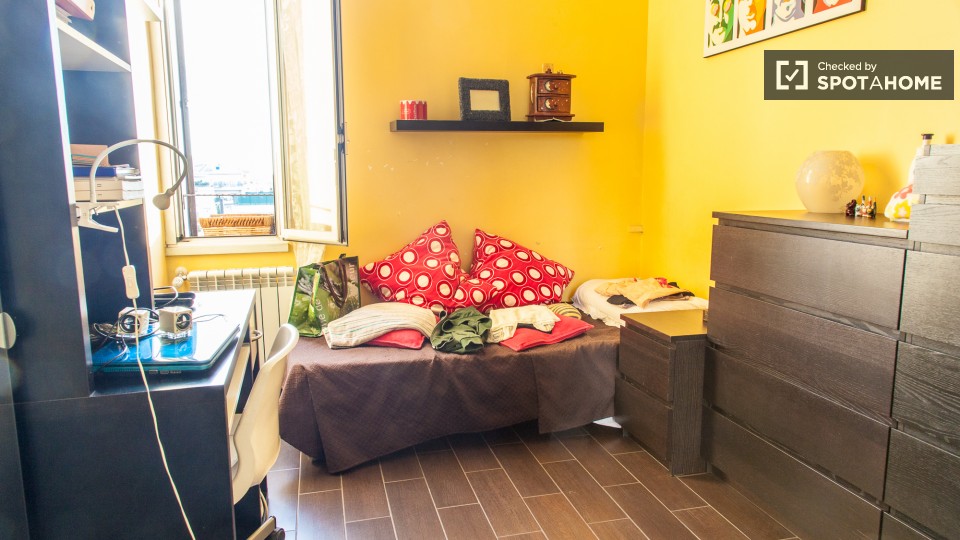 Immagine 5 di Camera condivisa in affitto  in Via Appia Nuova a Roma