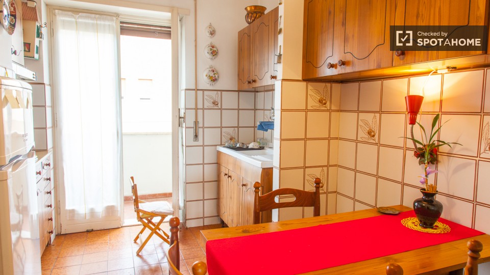 Immagine 7 di Camera condivisa in affitto  in Via Val Padana a Roma