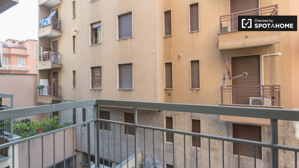 Immagine 5 di Camera condivisa in affitto  in Via Salasco a Milano