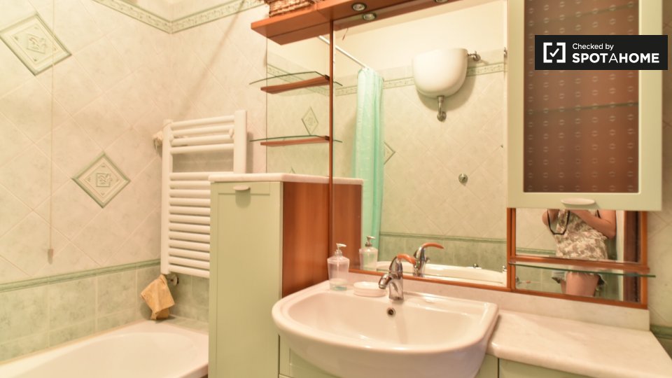 Immagine 8 di Camera condivisa in affitto  in Via Tullio Garbari, 00125 Roma RM, Italy a Roma