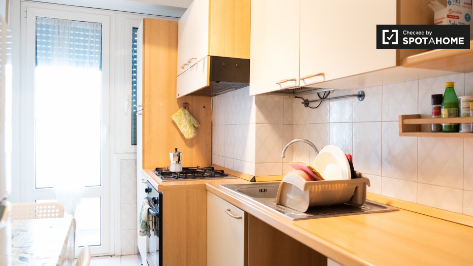 Immagine 14 di Camera condivisa in affitto  in Via Salvatore Pincherle a Roma