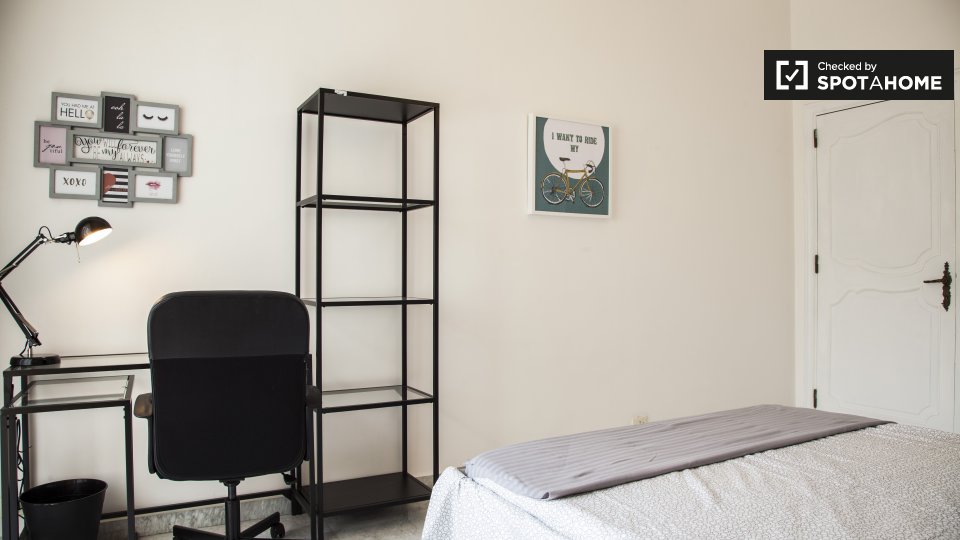 Immagine 4 di Camera condivisa in affitto  in Via Nemorense, 00198 Roma RM, Italy a Roma