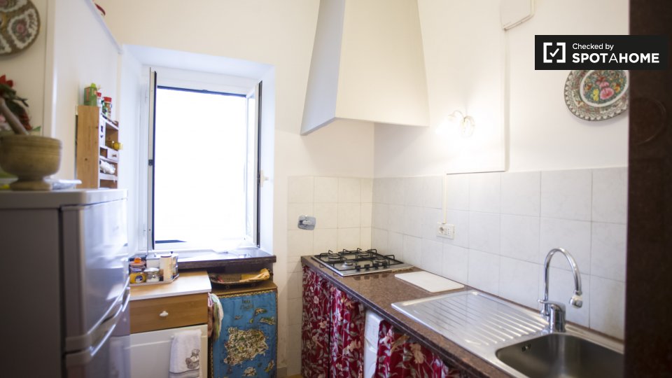 Immagine 11 di Camera condivisa in affitto  in Via Ernesto Ovidi a Roma