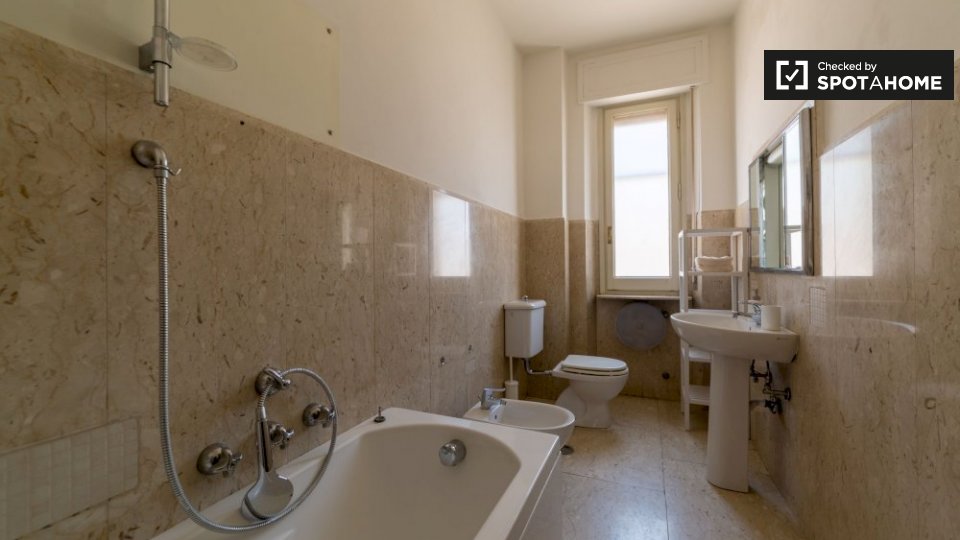 Immagine 18 di Camera condivisa in affitto  in Viale dei Mille a Firenze
