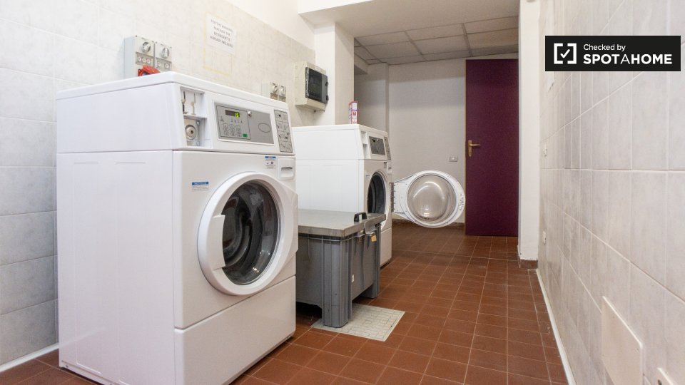 Immagine 15 di Camera condivisa in affitto  in Via Anton Giulio Barrili a Milano