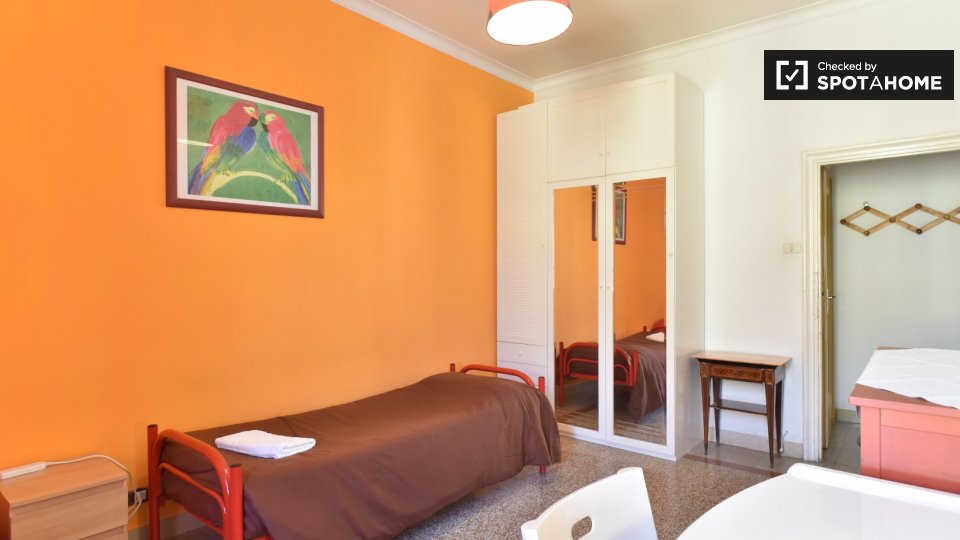 Immagine 3 di Camera condivisa in affitto  in Via Dacia a Roma