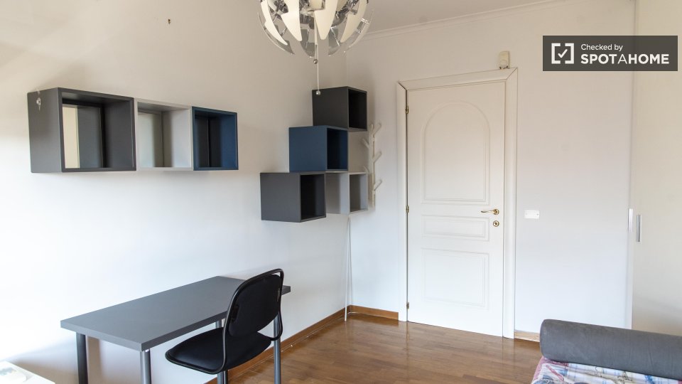 Immagine 3 di Camera condivisa in affitto  in Via Gian Antonio Maggi a Roma