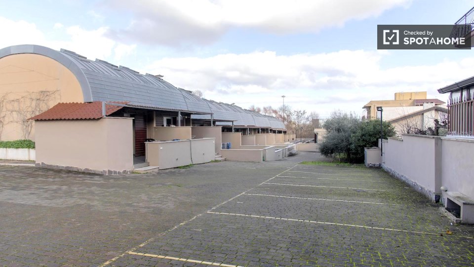 Immagine 6 di Camera condivisa in affitto  in Via di Carcaricola a Roma