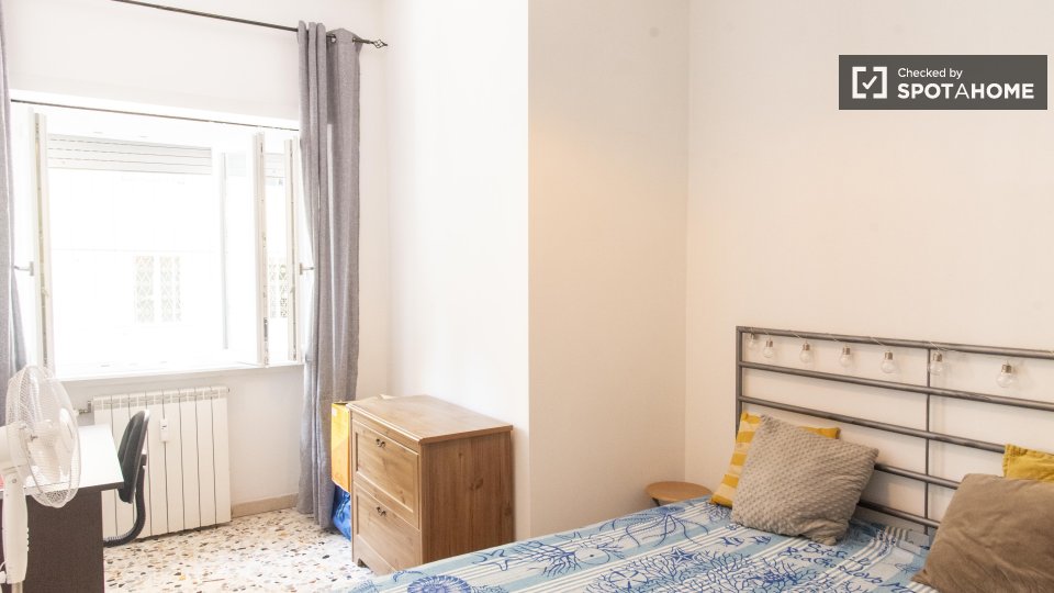 Immagine 2 di Camera condivisa in affitto  in Via Raimondo Montecuccoli a Roma