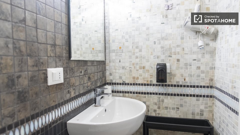 Immagine 9 di Appartamento in affitto  in Via degli Irpini a Roma