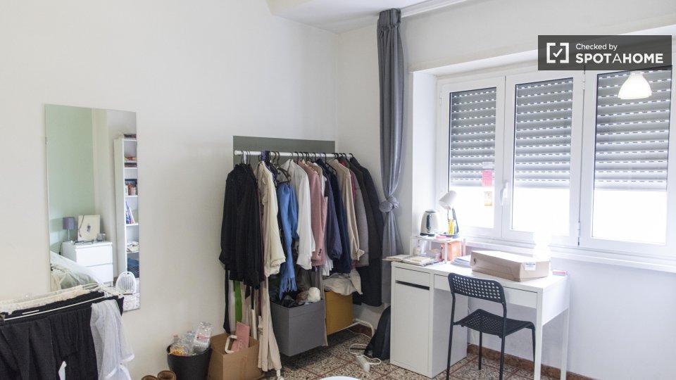 Immagine 3 di Camera condivisa in affitto  in Via Oderisi da Gubbio a Roma