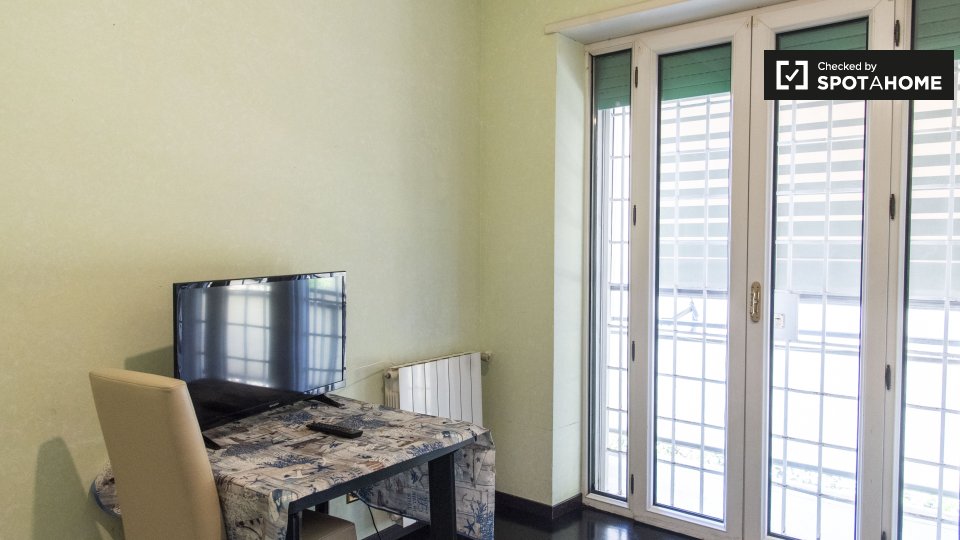 Immagine 2 di Camera condivisa in affitto  in Via di Torrevecchia a Roma