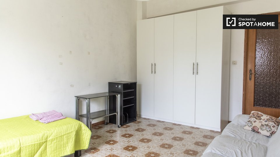 Immagine 4 di Camera condivisa in affitto  in Via Bartolomeo Colleoni a Roma