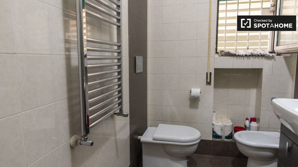 Immagine 5 di Camera condivisa in affitto  in Via di Torrevecchia a Roma