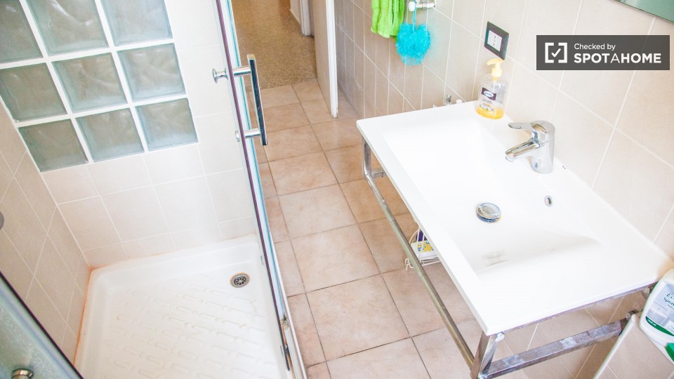 Immagine 16 di Camera condivisa in affitto  in Via Tuscolana a Roma