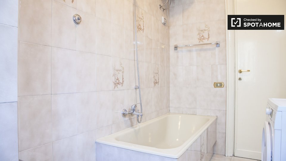 Immagine 13 di Camera condivisa in affitto  in Via Marcantonio Bragadin a Roma